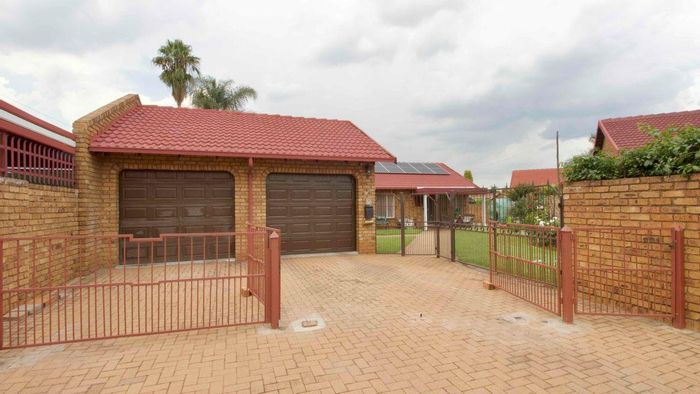 Wierda Park House For Sale: 3 beds, low maintenance, solar, CCTV, levy-free complex.