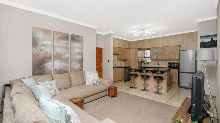 Ground-floor apartment for sale in Parkwood with secure access and garden views.