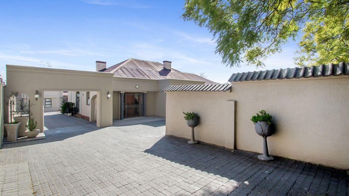 Parkwood House For Sale: 3 Bedrooms, 3 Cottages, Income Potential, Prime Location.