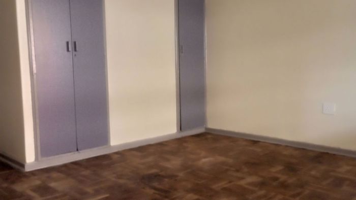For Sale: Apartment in Pretoria Central with 24/7 security and sunroom conversion.