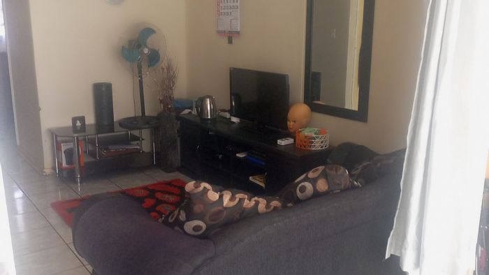 1.5 Bedroom Apartment For Sale in Pretoria Central with 2 Living Spaces and Parking.
