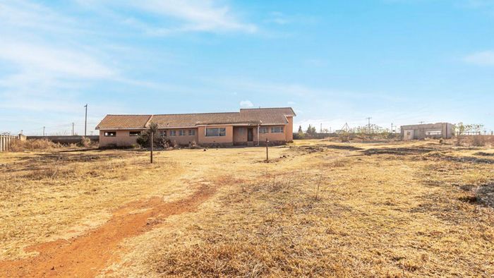 Tarlton Farm For Sale: 12.5 Ha fertile land, house needs repair, utilities available.