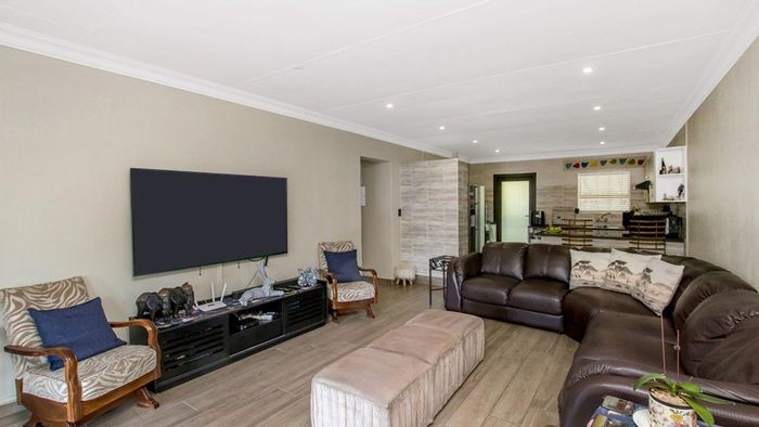 For Sale: Honeydew Ridge Townhouse with inverter, solar panels, pool, and double garage.