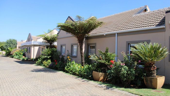 Annlin Townhouse For Sale: 2 bedrooms, open plan living, secure complex for 50+.
