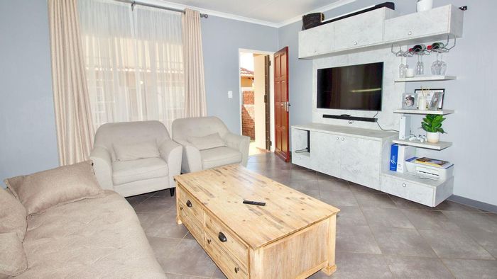 For Sale: 2 Bed, 2 Bath Townhouse in The Reeds with garden and parking.