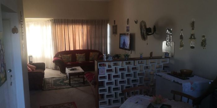 Selcourt Apartment For Sale: 1 bed, sunroom, secure parking, near amenities.