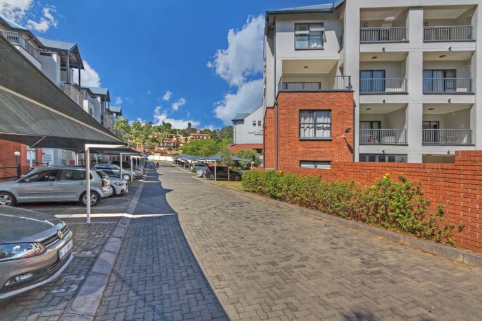 For Sale: 3-Bedroom Apartment in Oakdene with Gym, Clubhouse, and Garden Access.