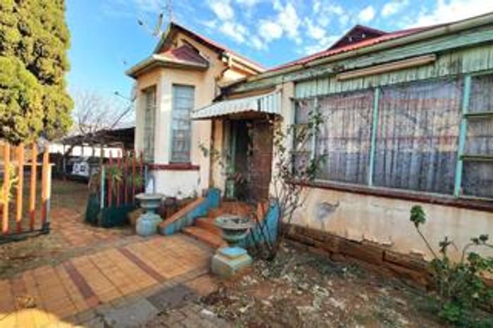 Spacious 8-bedroom house with cottage, pool, and ample parking in Primrose. For Sale.