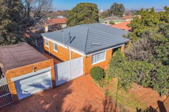 For Sale: Family House in Primrose Hill with 3 Bedrooms, Open-Plan Living, Great Location.