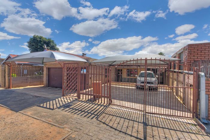 4-Bedroom House For Sale in Lenasia with Double Garage and Close Amenities.
