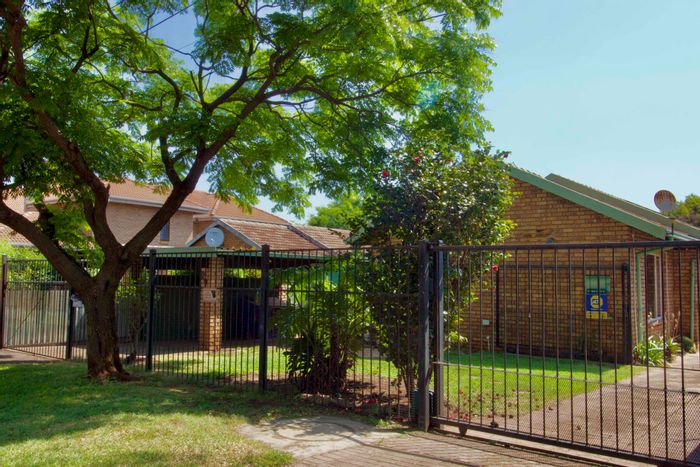 Zwartkop House For Sale: 2 beds, lapa, security, double carports, irrigation system.