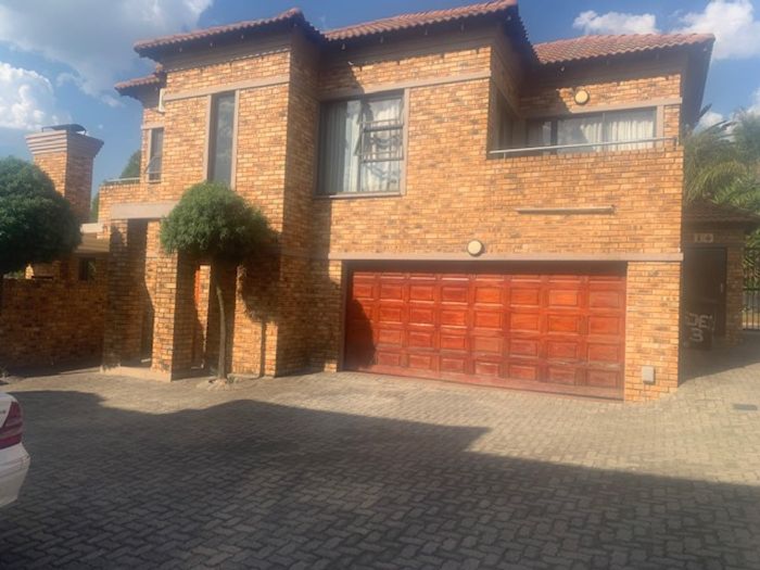 For Sale: 3-Bedroom Cluster in Mondeor with garden, patio, and parking.