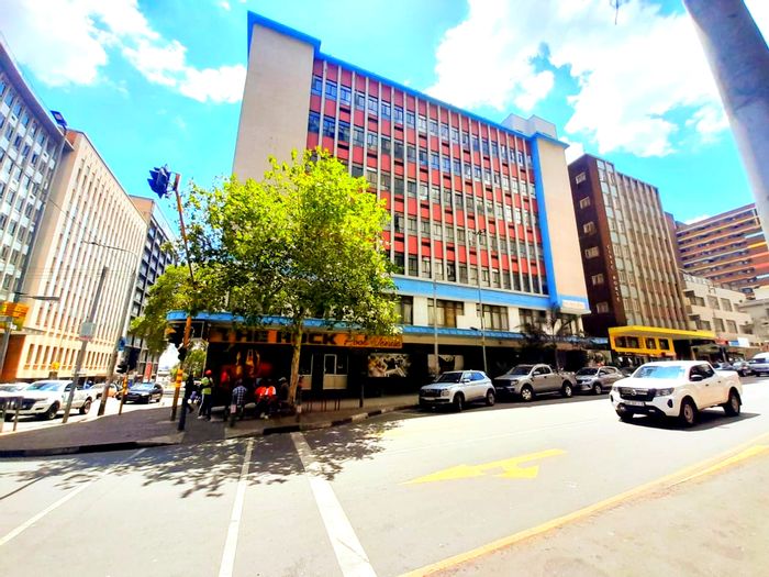 Braamfontein Apartment For Sale: Open-plan living, near universities and Gautrain station.