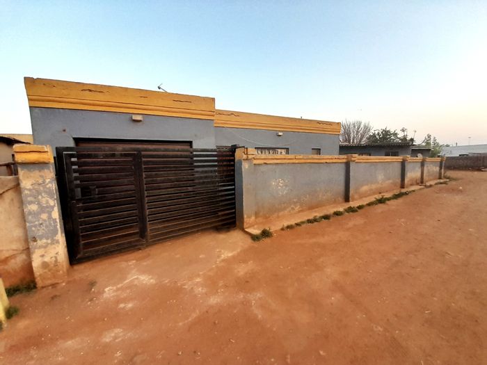 Leondale House For Sale: 2 Bedrooms, garage, near schools and major highways.