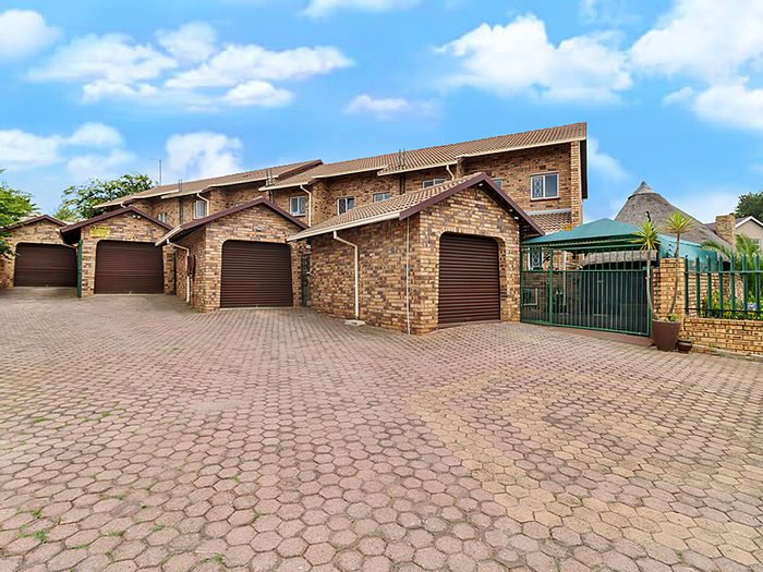 Lindhaven Townhouse For Sale: 2 Bedrooms, private garden, Lapa, and garage.