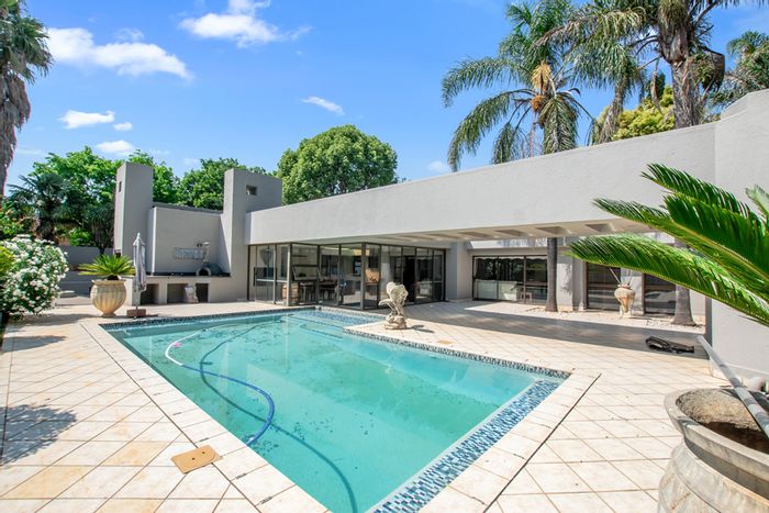 Sonneveld House For Sale: 4 beds, pool, flatlet, triple garage, security features.