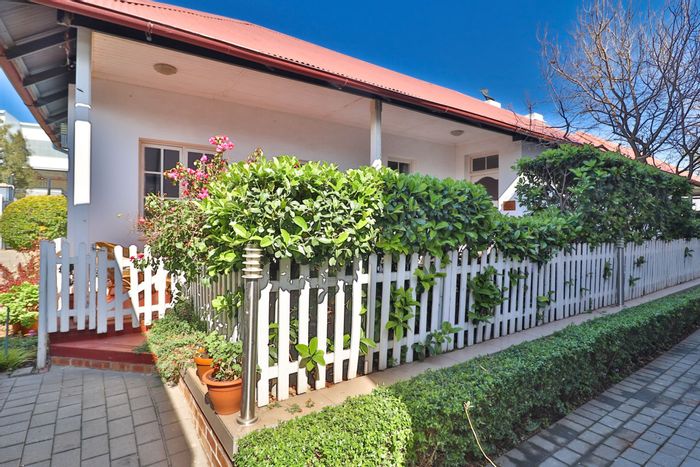 For Sale: Apartment in Modderfontein with clubhouse, library, pool, and patio.