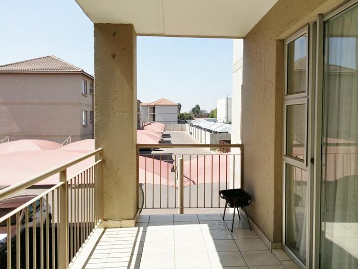 Bardene Townhouse For Sale: 2 bedrooms, balcony, security complex, close to amenities.
