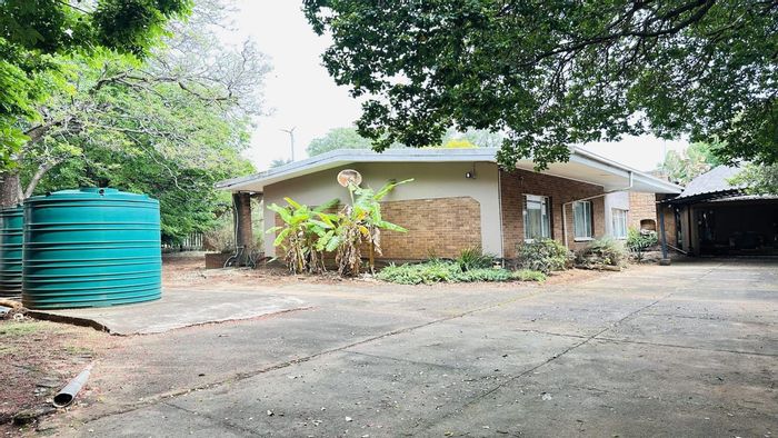 Rynfield House For Sale: Spacious 4-bedroom, off-grid living with pool and garden.