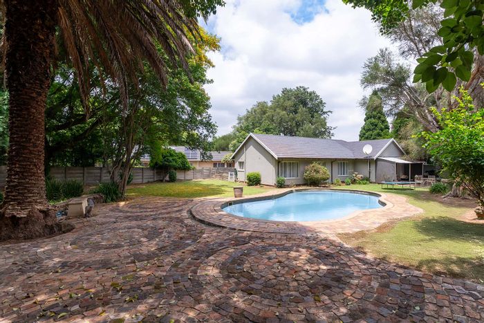 Farrarmere House For Sale: Spacious 4-bed home with pool, garage, and security features.