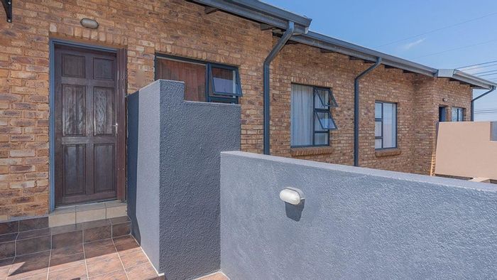 Albertsdal Apartment For Sale: 2 Bedrooms, 24-hour security, solar geyser, parking.