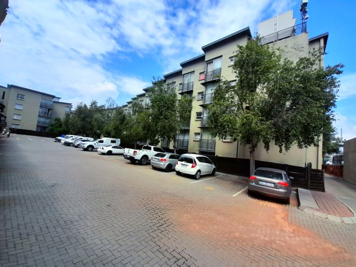 Braamfontein Apartment For Sale: Rental income, communal pool, near universities.