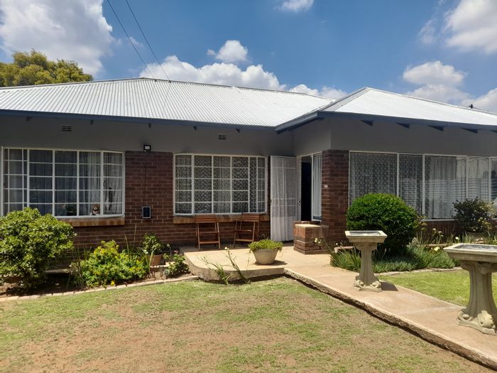 House for Sale in Primrose: 3 bedrooms, spacious yard, secure with garage.