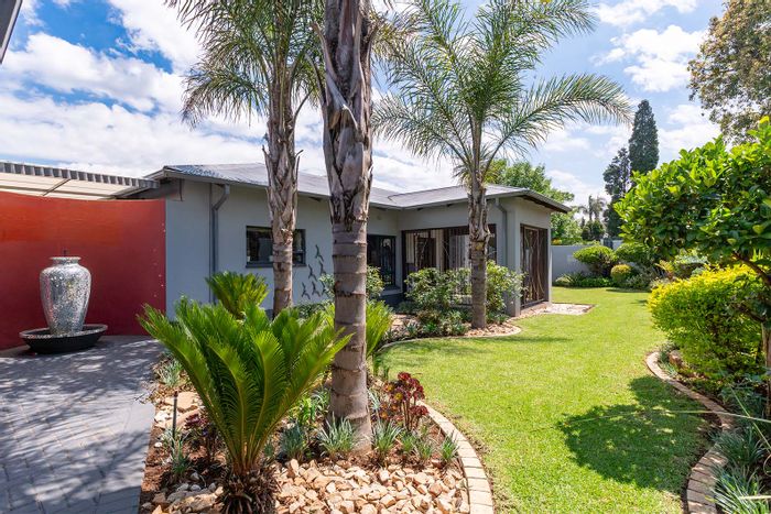 Rynfield House For Sale: 4 beds, studio flatlet, solar pool, security features.