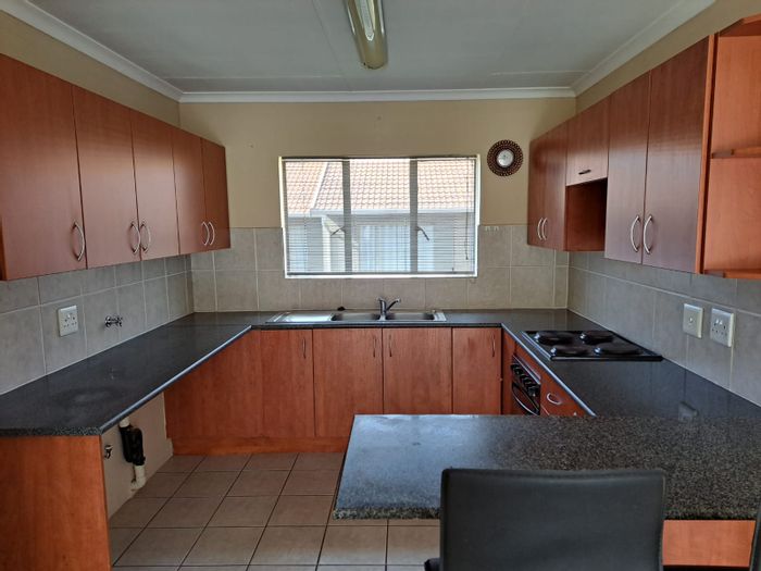 Rynfield Apartment For Sale: 2 Bedrooms, balcony, parking, communal amenities, great location.