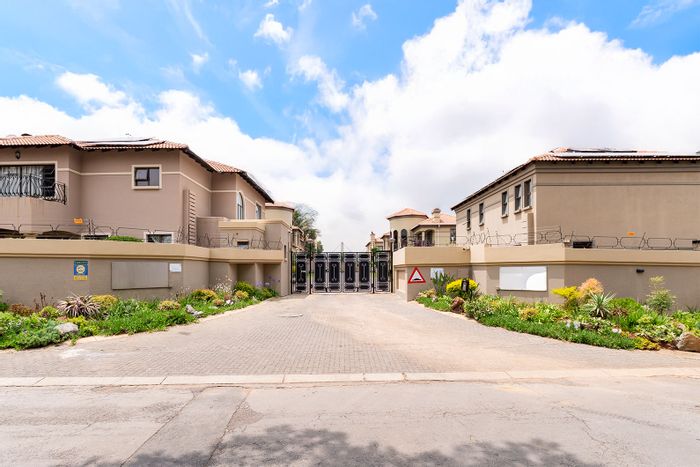 Elma Park Cluster For Sale: 3 beds, double garage, secure estate, low-maintenance garden.