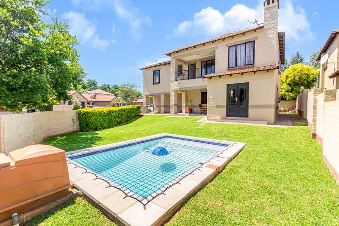 Bloubosrand House For Sale: 4 beds, large garden, solar system, double garage.