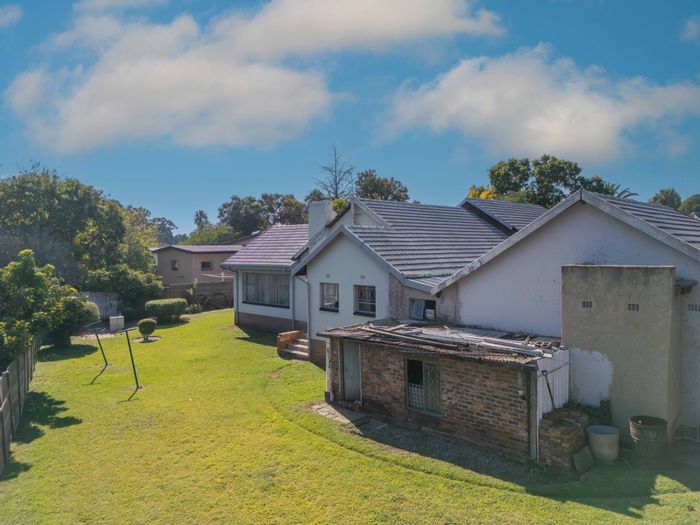 Spacious 4-bedroom house in Croydon with pool, braai area, and ample parking. For Sale.