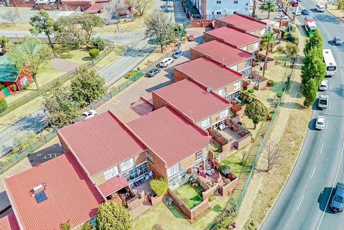 Wilro Park Townhouse For Sale: 3 beds, private garden, near shopping and schools.