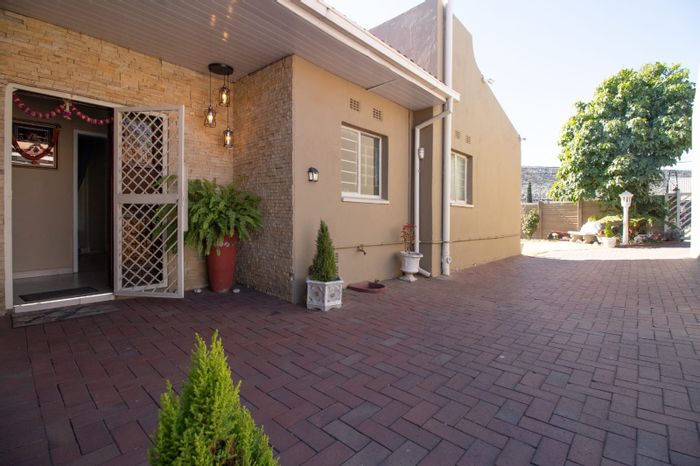 Spacious 6-bedroom house with pool, granny flat, and CCTV in Croydon For Sale.