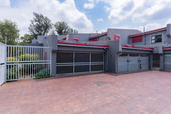 For Sale: 3-bedroom apartment in Benoni Central with secure courtyard and double garage.