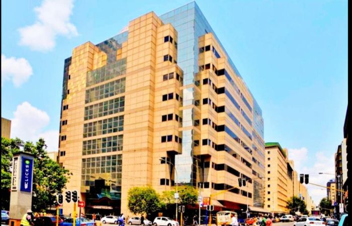 Marshalltown Apartment For Sale: Prime location, close to schools and Carlton Centre.