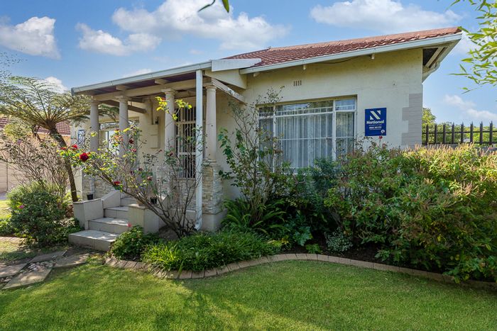For Sale: Northmead House with 3 Bedrooms, Pool, Garage, and Close to Schools.