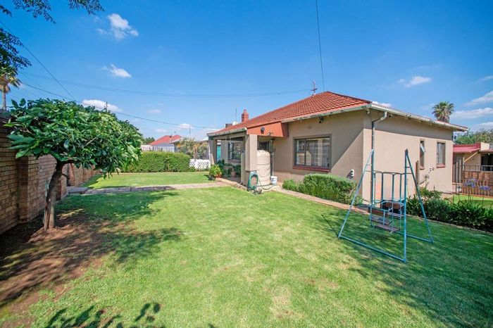 For Sale: Fishers Hill House with 3 bedrooms, garden, bachelor pad, and security features.