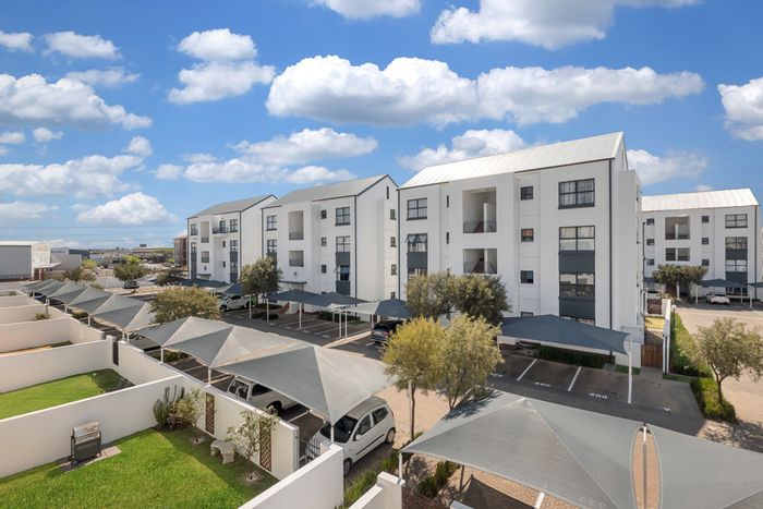 For Sale: Apartment in Greenstone Hill with pool, gym, and balcony access.