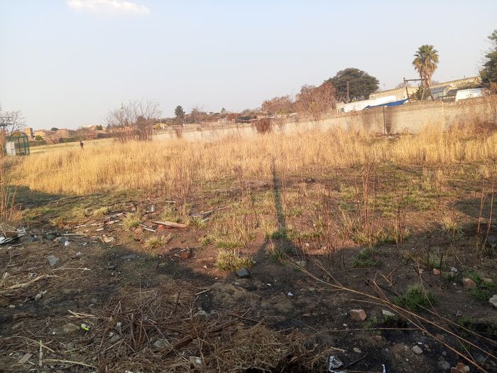Vacant land for sale in Lombardy East, 1485 m² with municipal services available.