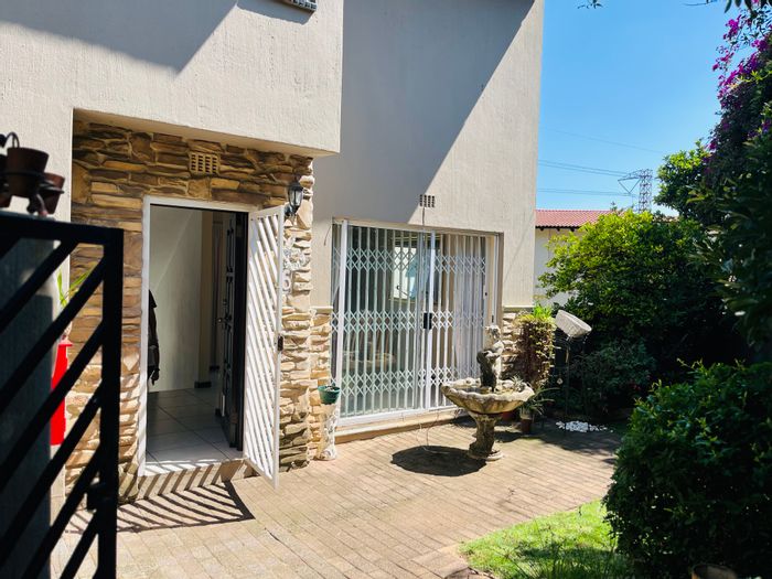 Sunnyridge Townhouse For Sale: 3 bedrooms, private garden, secure complex access.