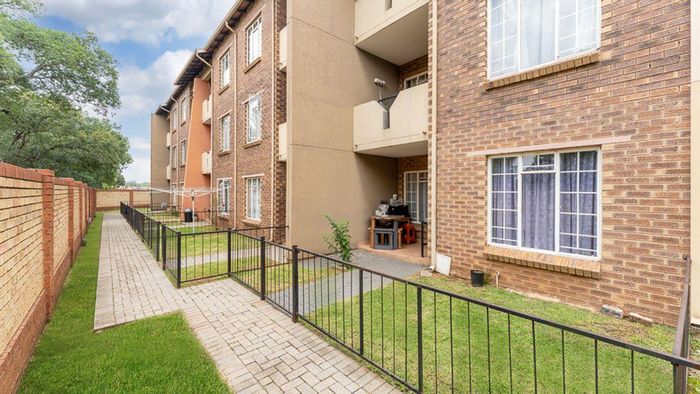 Townhouse To Rent in Comet: 2 bedrooms, open-plan layout, private garden access.