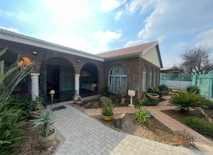 Danville House For Sale: 4 Bedrooms, spacious living areas, borehole, staff quarters.