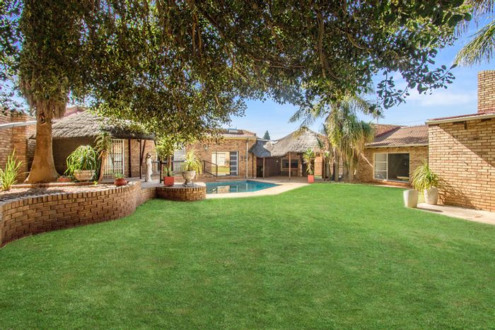 For Sale: Rangeview House with 4 beds, pool, flatlet potential, and solar.