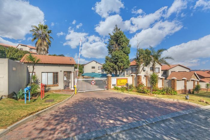 For Sale: Apartment in Winchester Hills with pool, security, and entertainment area.