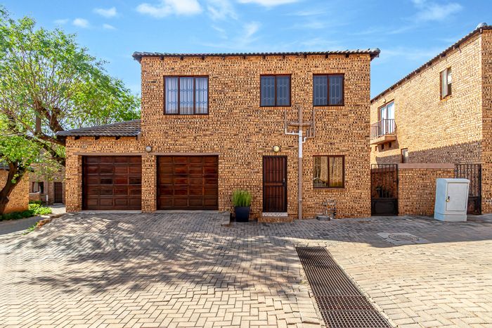 Willowbrook Townhouse For Sale: 3 beds, 2 baths, private garden, open plan living.