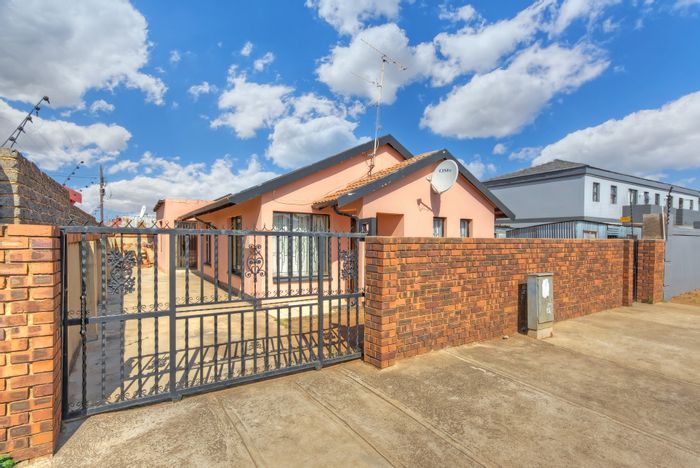 For Sale: House in Protea Glen with 2 beds, cottage, and ample parking.