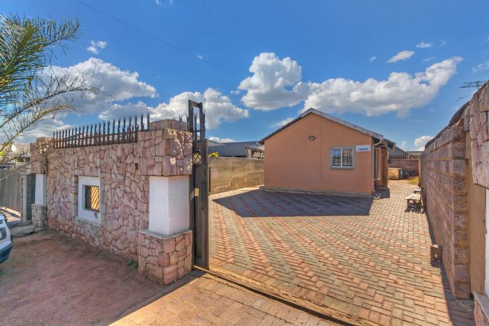 For Sale: House in Protea Glen, 2 beds, open plan, large property with church.