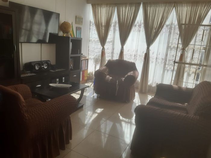 Florida Apartment For Sale: 2 Bedrooms, Balcony, Open Plan Living, Covered Parking.