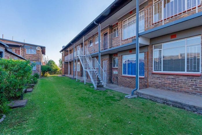 Townhouse To Rent in Goedeburg: 2 bedrooms, pet-friendly, secure access, communal gardens.